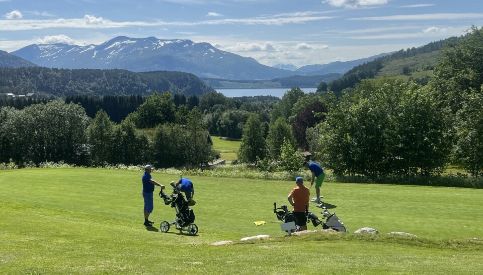 Surnadal golfpark ligger utenfor Surnadal sentrum, mellom dype daler og høye tinder i Møre og Romsdal fylke.