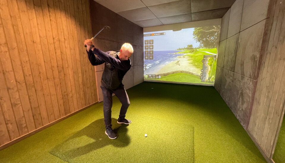 Tom Hestø sta passando nella sua nuova casa di simulazione di Forward Homes. L'edificio è arrivato, con tutti gli impianti e le attrezzature tecniche, in un pacchetto già pronto su un'autogru. Tom Hestø sta passando nella sua nuova casa di simulazione di Forward Homes. L'edificio è arrivato, con tutti gli impianti e le attrezzature tecniche, in un pacchetto già pronto su un'autogru.