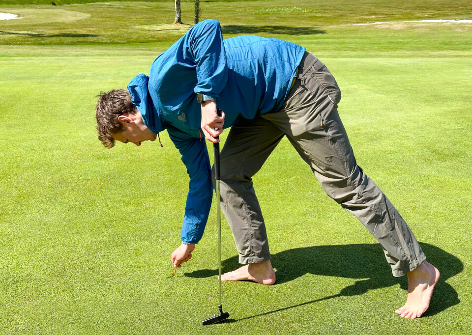 Selv nedslagsmerker får man bedre følelse med når man velger å sette igjen golfskoene hjemme.