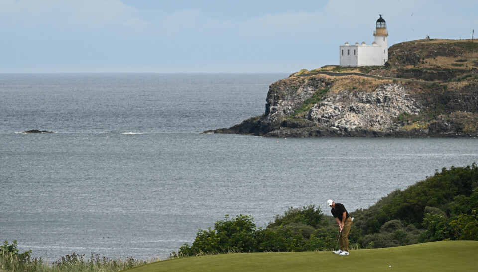 Det er vakkert på golfkysten i East Lothian. Her er Rory McIlroy i aksjon under Genesis Scotish Open lørdag.