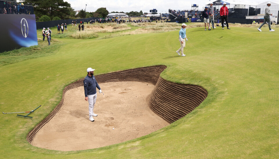 I likhet med Viktor Hovland har Jon Rahm testet forholdene i de dype greenbunkerne grundig. I likhet med Viktor Hovland har Jon Rahm testet forholdene i de dype greenbunkerne grundig.