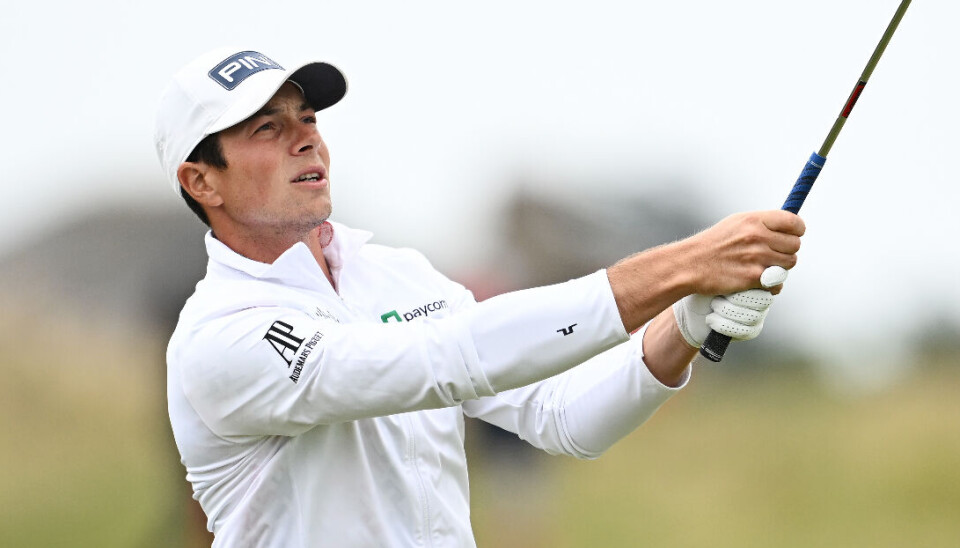 Viktor Hovland klatret 21 plasser på ledertavlen lørdag. Nå er siktet stilt inn på de siste 18 hullene.