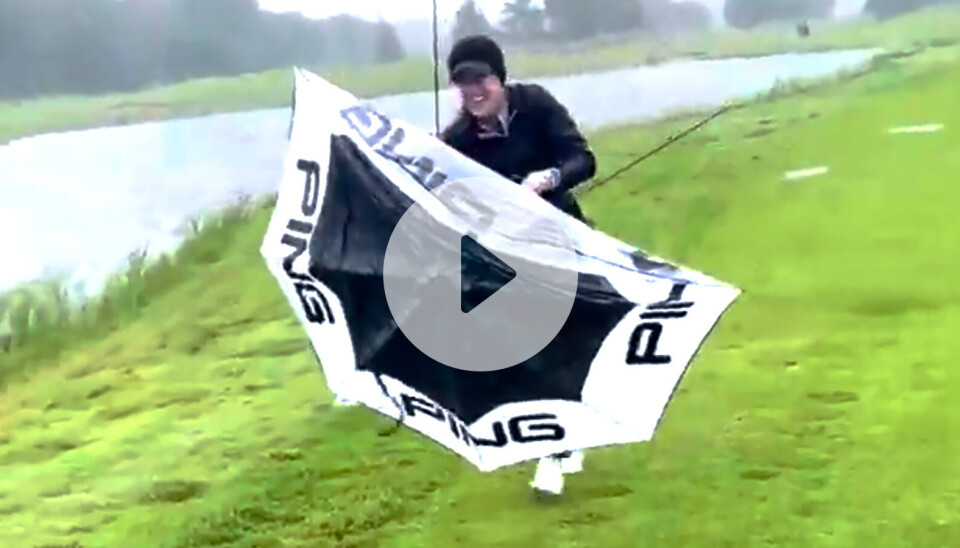 Det er ikke lett å spille golf når det blåser sidelengs og regnet bøtter ned. Bare spør Michelle Forsland. Det er ikke lett å spille golf når det blåser sidelengs og regnet bøtter ned. Bare spør Michelle Forsland.