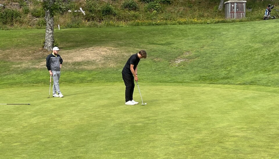 Frederik Richardson putter for seier etter at omspillspartner Ole Fremstad gjorde bogey. Frederik Richardson putter for seier etter at omspillspartner Ole Fremstad gjorde bogey.