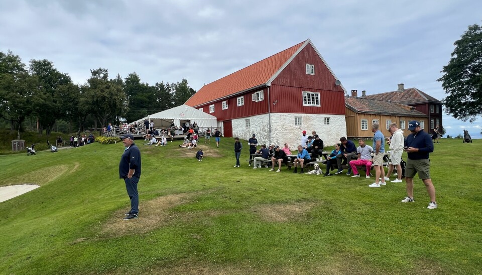 Samtidig som Fremstad og Richardson gjorde opp seg imellom i omspill, var turneringsleder Einar Olsvik enda mer smørblid enn vanlig foran et stort publikum på Trondheim golfklubb.