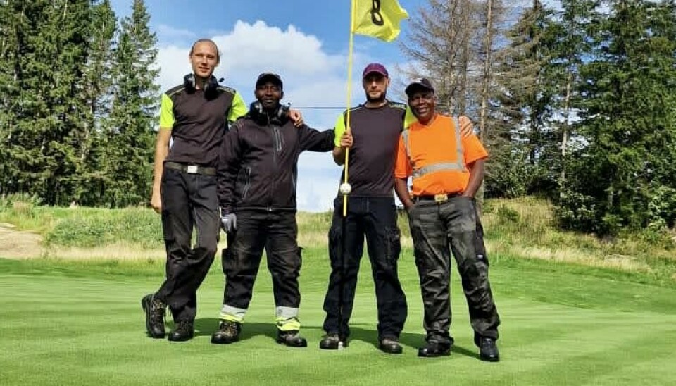 Mantas, Stewart, Sasa og Lucky jobber som banemannskap på golfklubben. Her på hull 8.