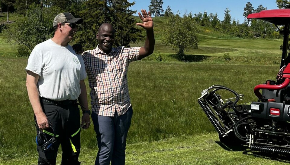 Head Greenkeeper Ian Ross och Lucky Ntuli før ekstremværet «Hans» rammet golfbanen.