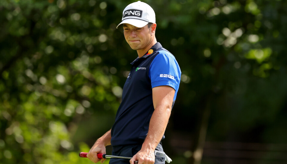 Viktor Hovland griner på nesa etter en misset putt på Olympia Fields torsdag.