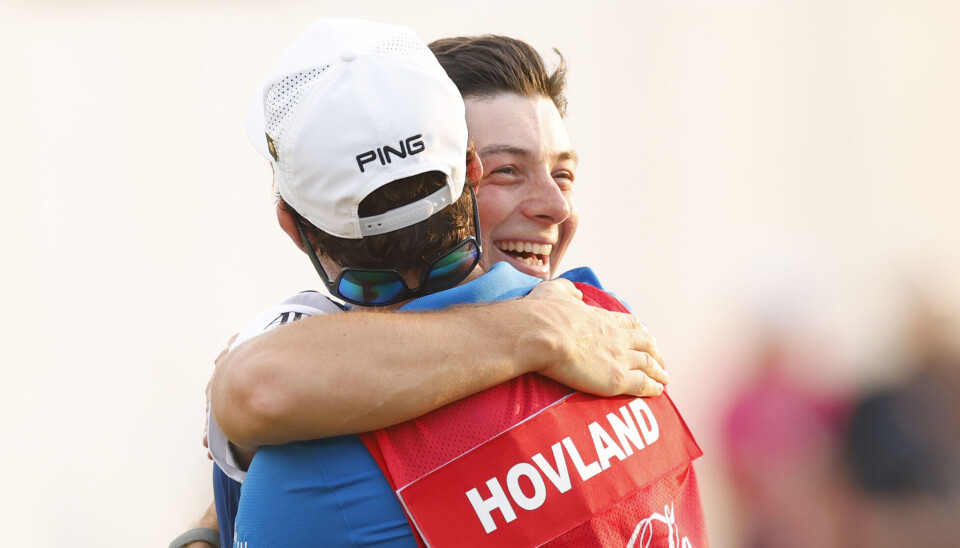 Viktor Hovland feirer sammen med Shay Knight etter seieren på East Lake i høst. Nå får nordmannen også en solid og fortjent bonus for alt han bidrar med til PGA-touren.