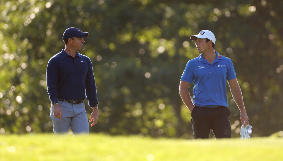 Viktor Hovland i samtale med spillepartner Rory McIlroy under førsterunden på Wentworth torsdag. Viktor Hovland i samtale med spillepartner Rory McIlroy under førsterunden på Wentworth torsdag.