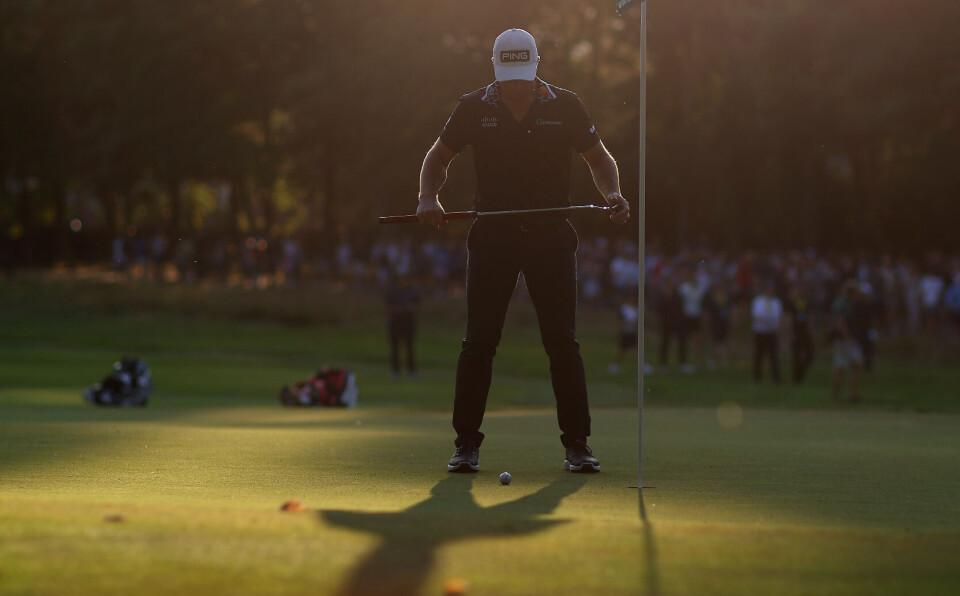 Viktor Hovland kom seg akkurat i klubbhuset før solen forsvant over horisonten fredag ettermiddag. Viktor Hovland kom seg akkurat i klubbhuset før solen forsvant over horisonten fredag ettermiddag.