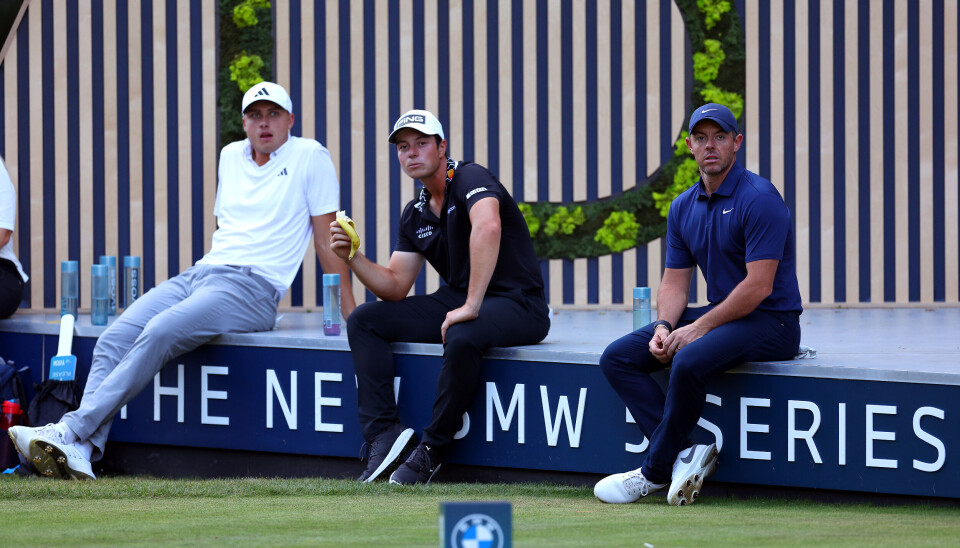 Det ble mye venting for Ryder Cup-trioen Ludvig Åberg (t.v.), Viktor Hovland og Rory McIlroy fredag. Det ble mye venting for Ryder Cup-trioen Ludvig Åberg (t.v.), Viktor Hovland og Rory McIlroy fredag.