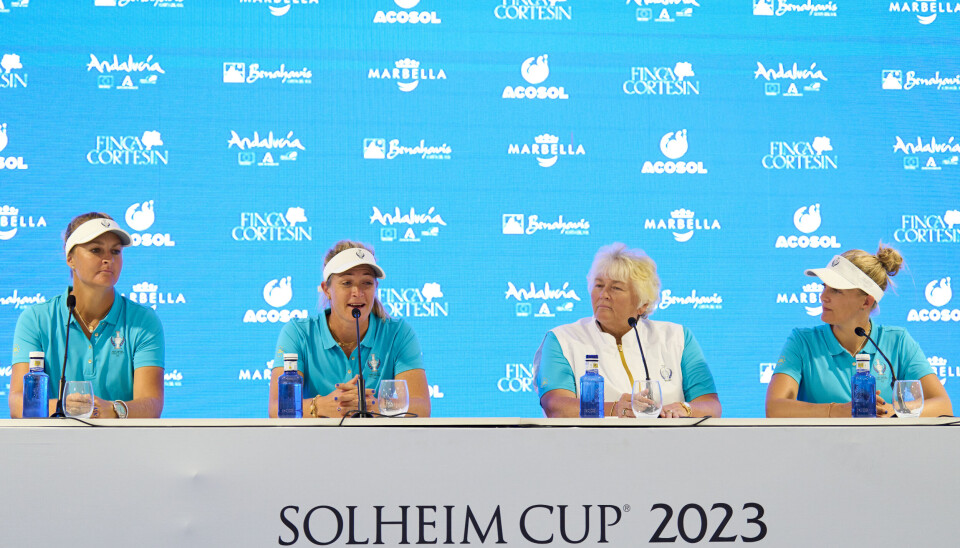 Med seg på scenen hadde Pettersen sine visekapteiner. (Anna Nordqvist (f.v.), Laura Davies og Caroline Martens. Med seg på scenen hadde Pettersen sine visekapteiner. (Anna Nordqvist (f.v.), Laura Davies og Caroline Martens.