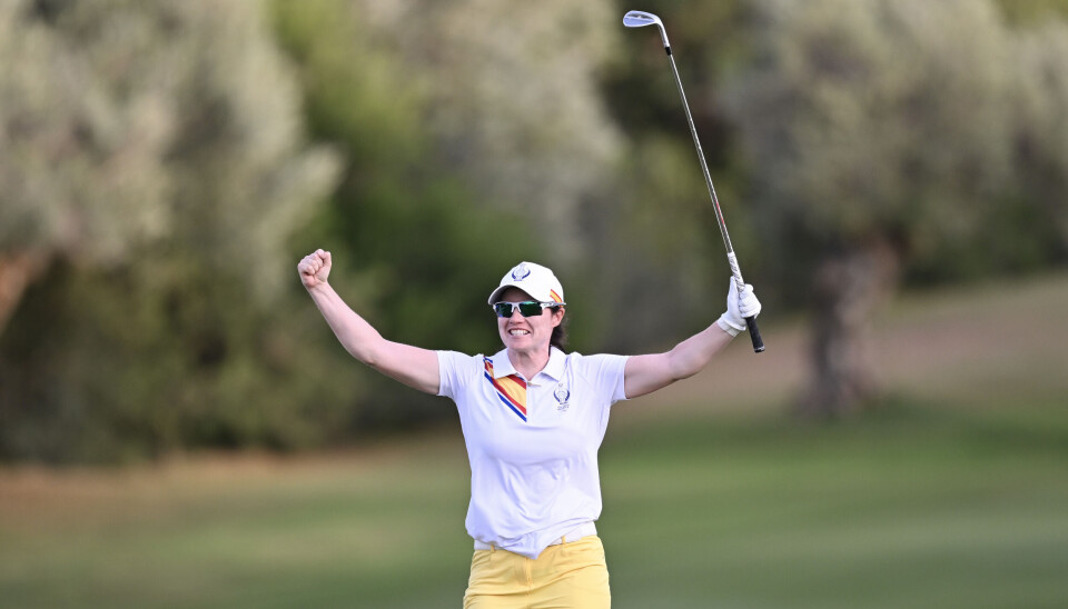 Leona Maguire sin chip-in på det attende hullet sørget for Europas første hele poeng i årets Solheim Cup. Leona Maguire sin chip-in på det attende hullet sørget for Europas første hele poeng i årets Solheim Cup.
