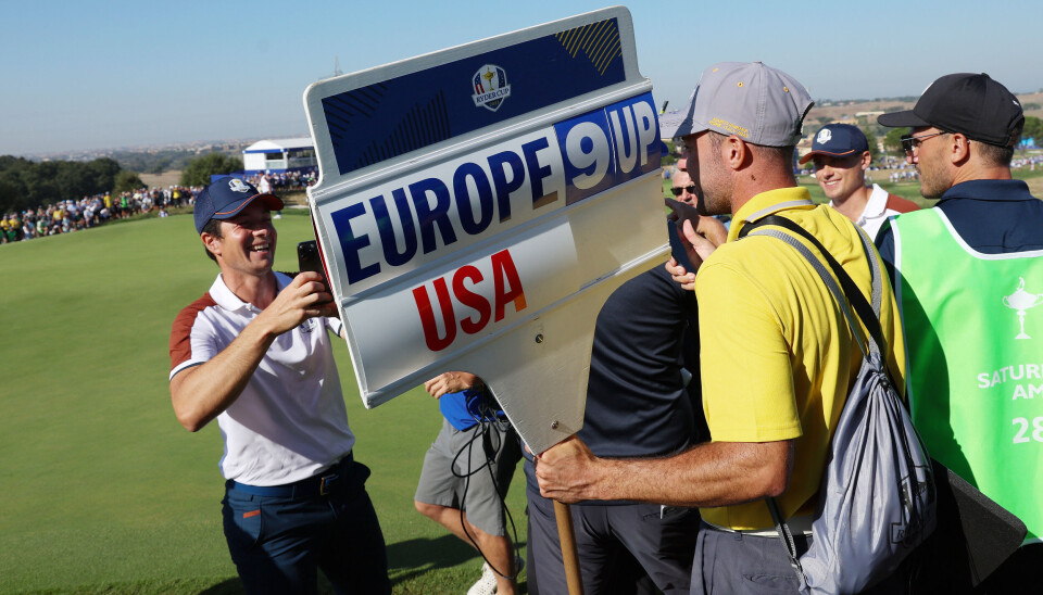 Viktor Hovland må bare le av sifrene på tavlen i møtet med Scheffler og Koepka. Viktor Hovland må bare le av sifrene på tavlen i møtet med Scheffler og Koepka.