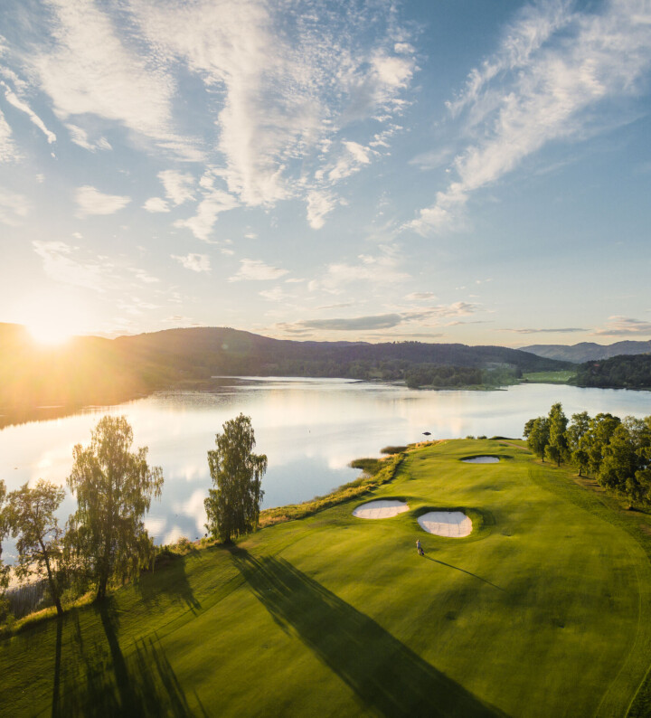 Med sin beliggenhet ved Bogstadvannet er Oslo Golfklubb et vakkert skue.