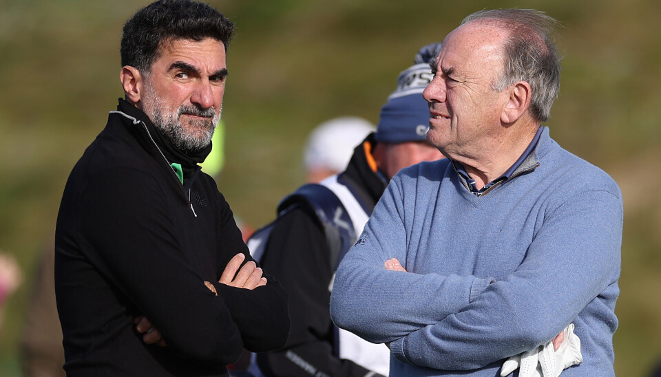 Yasir Al-Rumayyan og LIV Golf (t.v.) er lite fornøyd med avgjørelsen til Peter Dawson og de andre styremedlemmene for verdensrankingen. Yasir Al-Rumayyan og LIV Golf (t.v.) er lite fornøyd med avgjørelsen til Peter Dawson og de andre styremedlemmene for verdensrankingen.