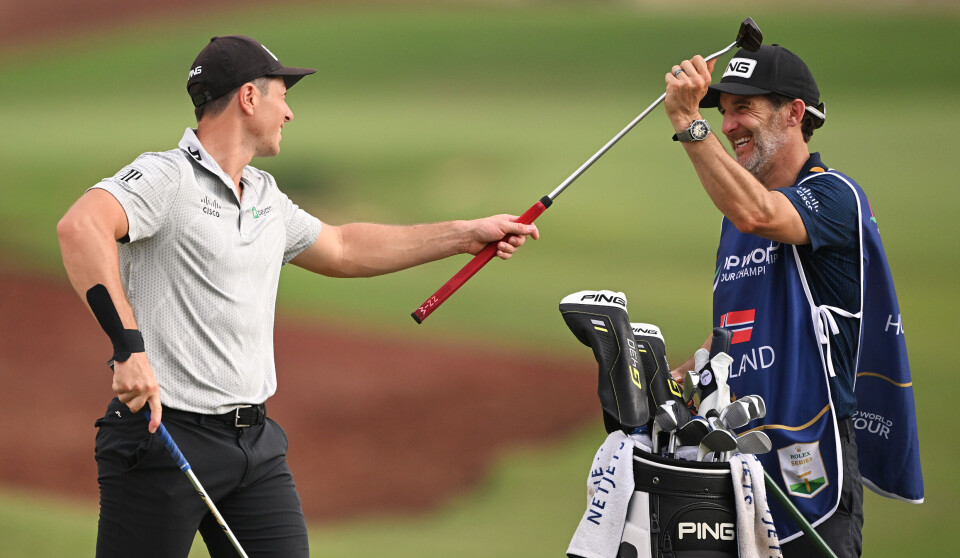 Hovland og caddie Shay Knight hadde mye å smile for under torsdagens førsterunde i Dubai.