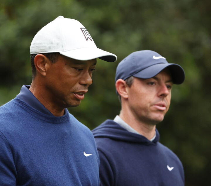 Showserieplanene til stjernene Tiger Woods og Rory McIlroy gikk på et skjær i sjøen da taket i deres nye stadion kollapset.
