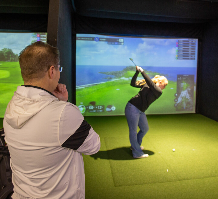 På Fornebu Indoor Golf Center vil det de neste dagene være mye aktivitet, for der skal kjente og kjære personligheter gjøre alt de kan for å få hole-in-one.