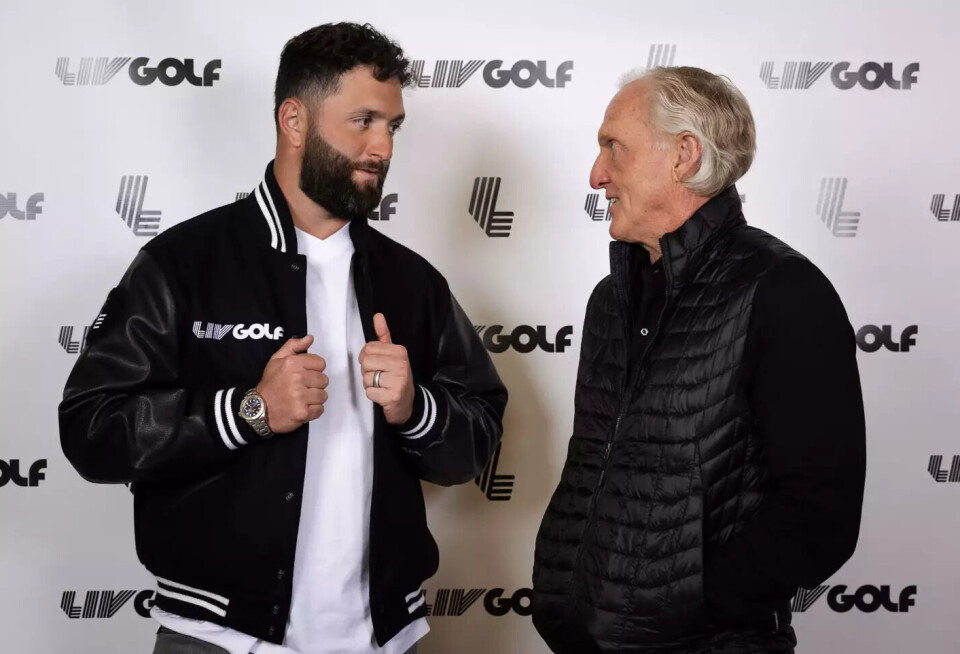 Jon Rahms overgang til LIV Golf var et sjokk for herregolfen. Greg Norman var synlig fornøyd med signaeringen. Jon Rahm Greg Norman