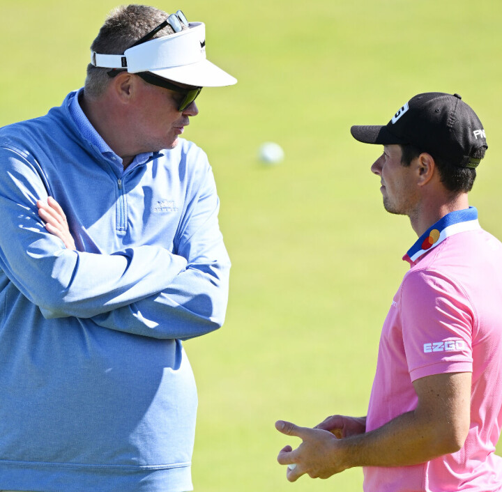 Svingtreneren Joe Mayo (t.v.) og verdensfireren har avsluttet samarbeidet. Her fra The Open Championship i fjor.