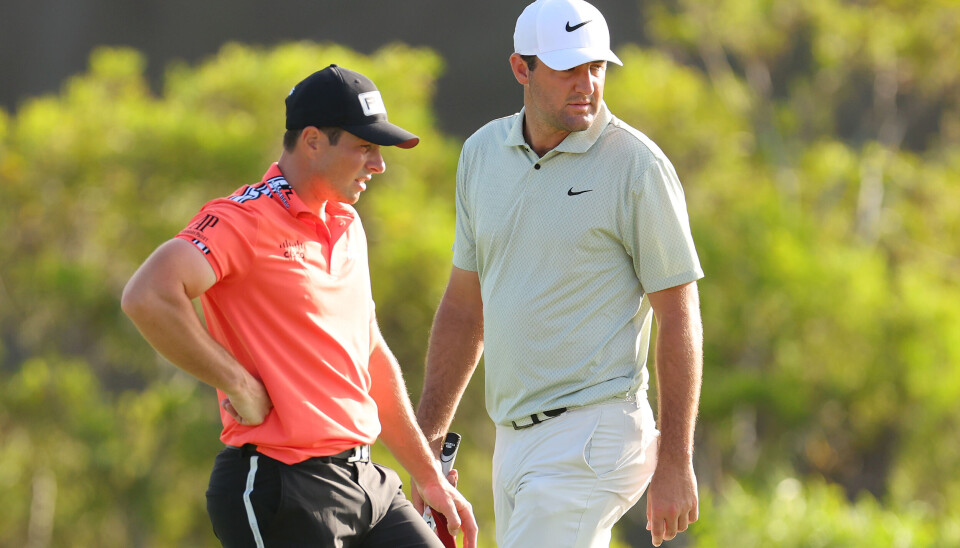 Viktor Hovland og Scottie Scheffler på den 17. greenen på Plantation Course på Kapalua GC natt til fredag.