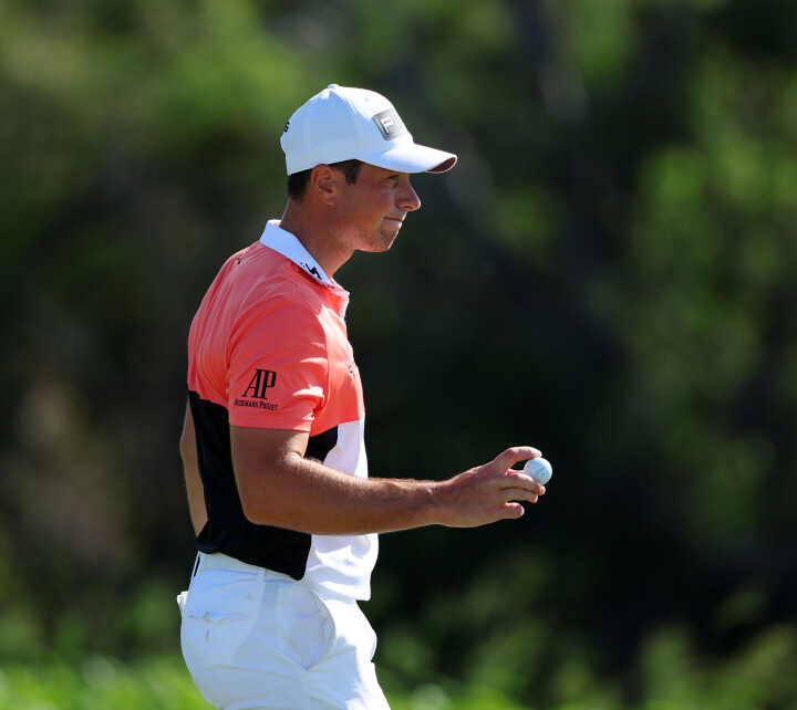 Viktor Hovland i aksjon under tredjerunden i The Sentry Tournament på den hawaiianske øya Maui.