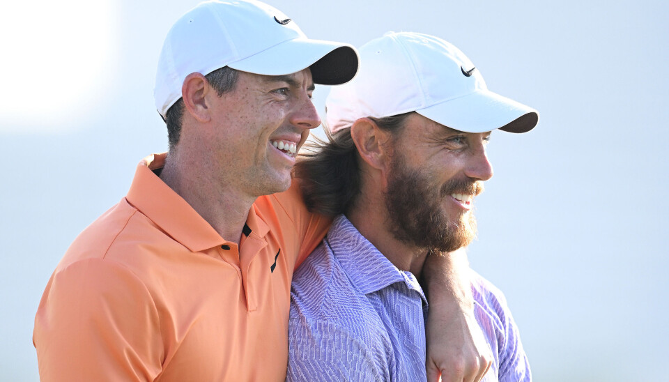 Rory McIlroy (t.v.) gir Tommy Fleetwood en god seiersklem etter helgens triumf på Dubai Creek.