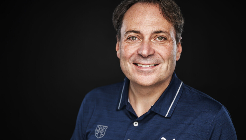 President i golfforbundet, Øyvind Krag Ingul, fullroser Espen Kofstad (innfelt) for innsatsen. Øyvind Krag Ingul