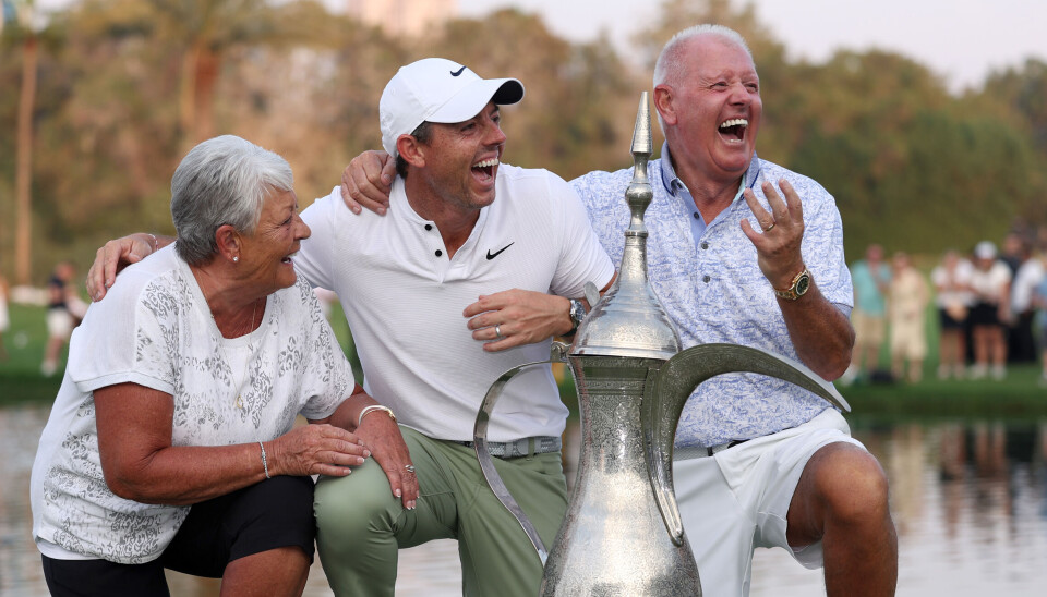 Rory McIlroy var i godt humør etter sin fjerde seier i Hero Dubai Desert Classic. Foreldrene Rosie og Gerry McIlroy delte gleden.