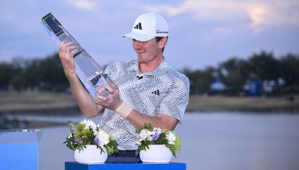 Nick Dunlap med vinnertroféet etter søndagens seier.