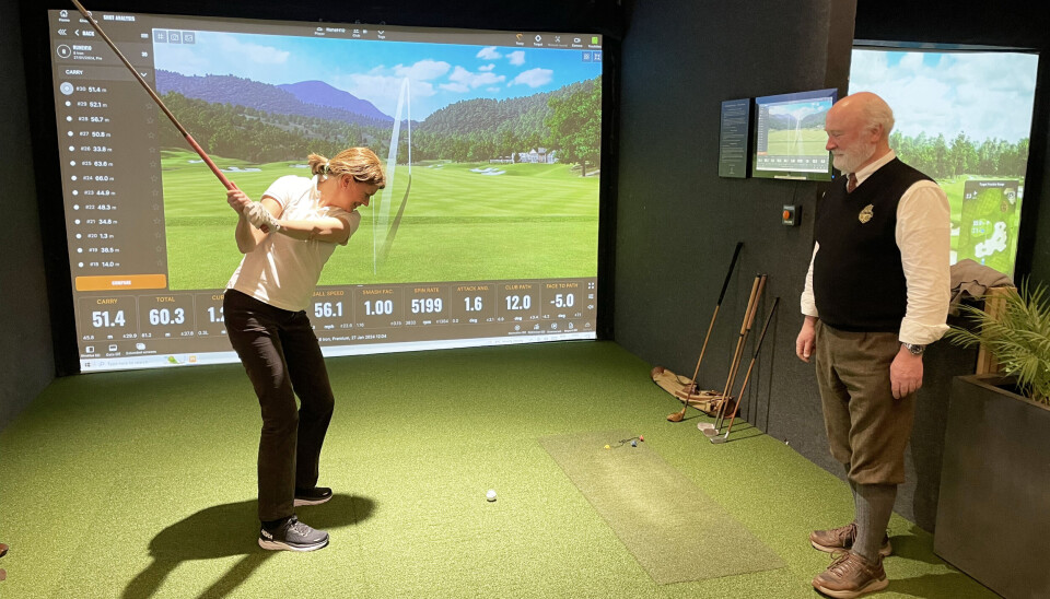 Det var mange interesserte som møtte opp på Golfland i Oslo GKs klubbhus for å kjenne på og prøve hickorygolf. Her er det Claus Mæland som veileder. Hickory