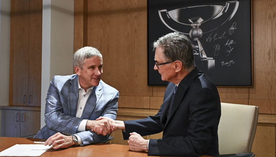 PGA-kommisjonær Jay Monahan (t.v.) og leder av Fenway Sports Group John Henry under kontraktssigneringen.