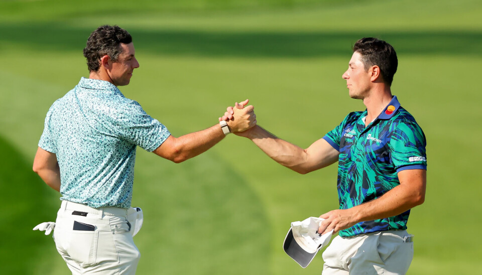 Både Viktor Hovland (t.h.) og McIlroy tjener godt på «krigen» mellom PGA Tour og LIV Golf de siste årene – da premiene på touren har økt kraftig.