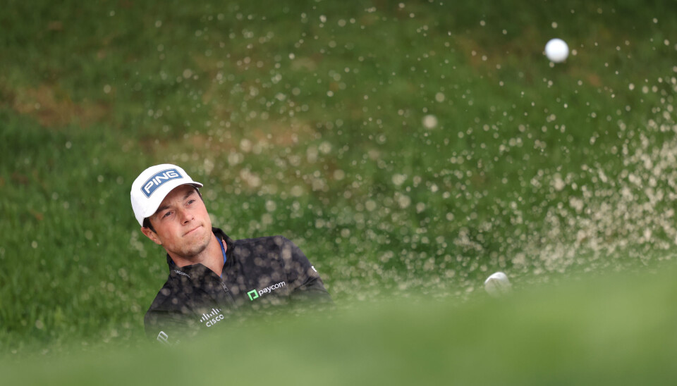 Det ble litt for mange bunkere for Viktor Hovland under lørdagens tredjerunde på Pebble Beach. En annen spiller stjal alle overskriftene.
