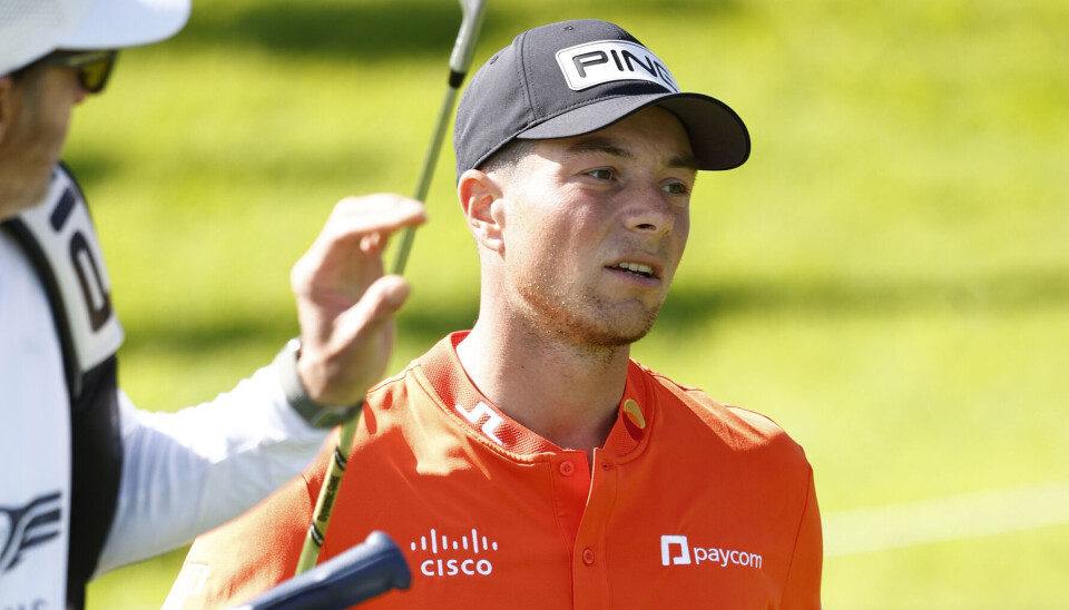 Viktor Hovland i aksjon på det 18. hullet på Riviera Country Club torsdag.