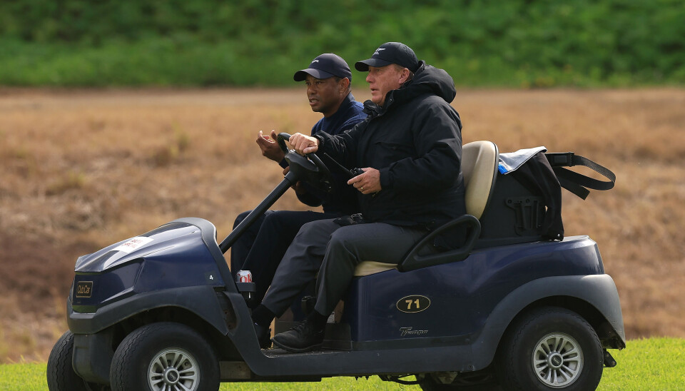 Tiger Woods avbrøt Genesis Invitational med magetrøbbel etter seks og et halvt hull fredag.