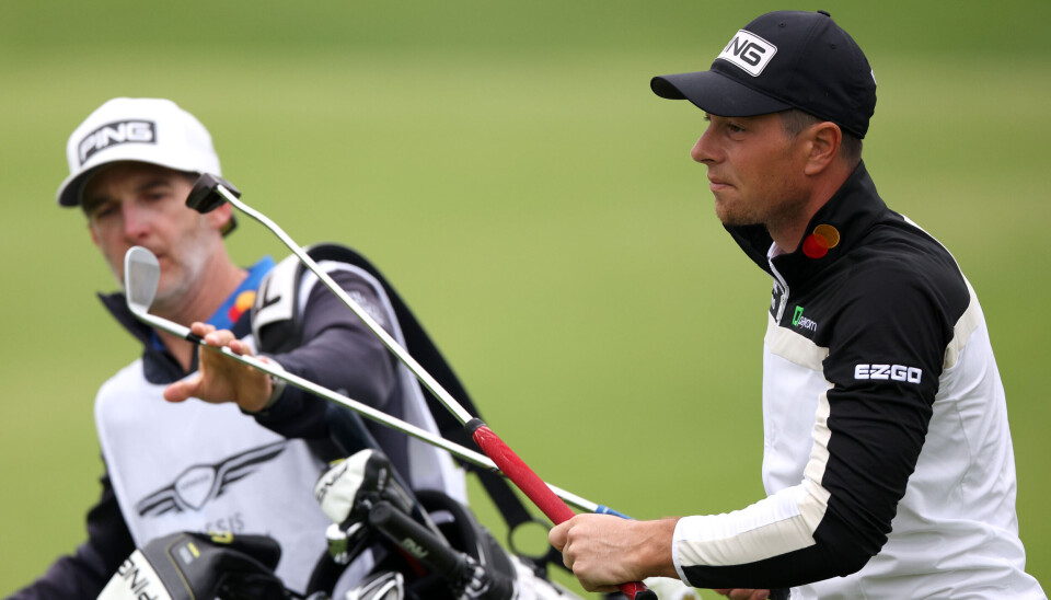 Caddie Shay Knight og norske Viktor Hovland var ikke spesielt fornøyde med spillet lørdag.