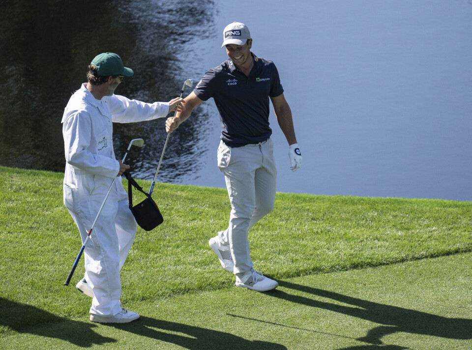 Hovland og caddie Shay Knight var i godt humør på hull 16 mandag.