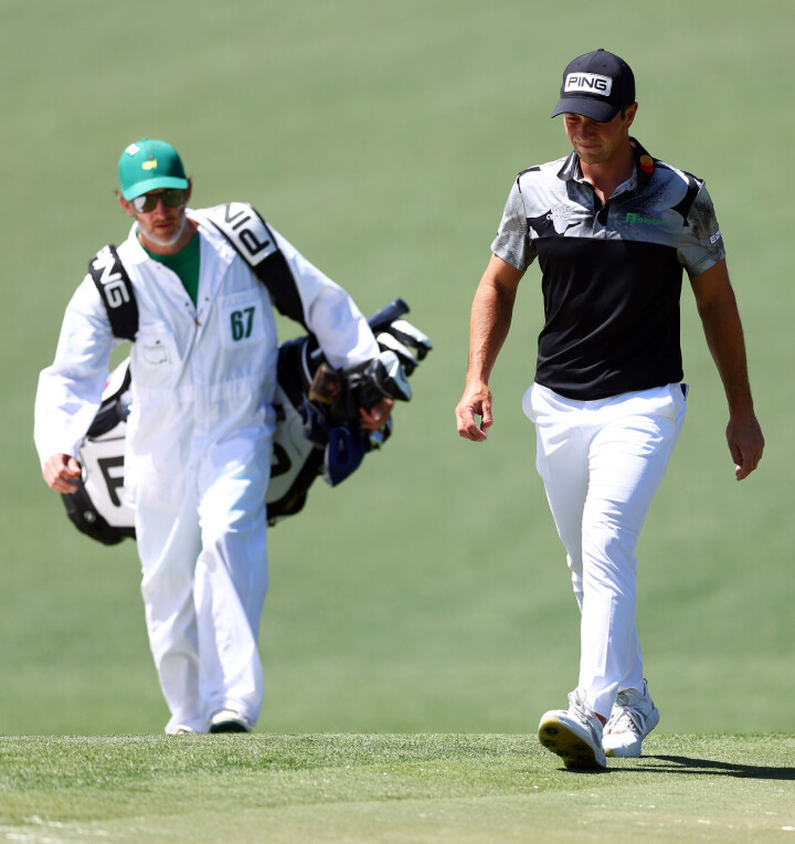 Viktor Hovland og caddie Shay Knight fikk det tungt under andrerunden på Augusta National fredag.