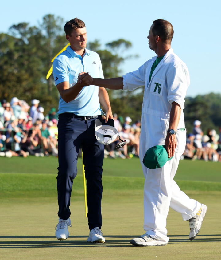 Ludvig Åberg takker sin caddie etter en tredjerunde på 70 slag lørdag.