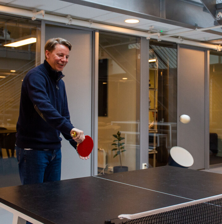 Daglig leder Erik Holm i en liten pingpong-pause.