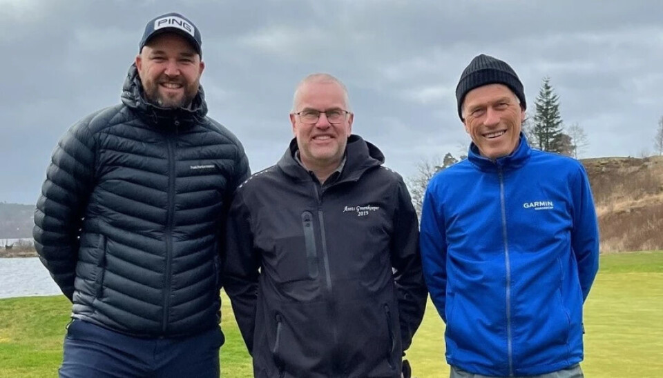 Den nye greenkeeperen, Torbjørn Pettersson (midten), flankert av daglig leder Kai-Olav Kvamme (t.v.) og styreleder Arthur Arnesen i Meland Golfklubb.