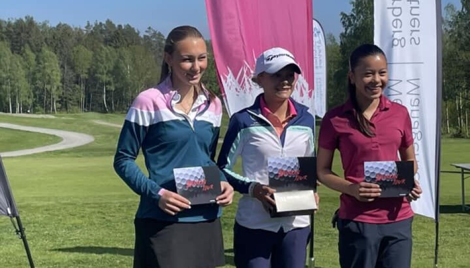 Nora Sophie Johnsen vant årets første Srixon tour i J15-klassen. Her flankert av Fiona Wahlund og Andrea Solbakken Aas.