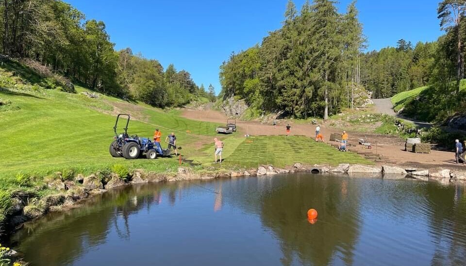 Arbeidet i full gang med å legge ferdiggresset på Mandal Golfklubb.