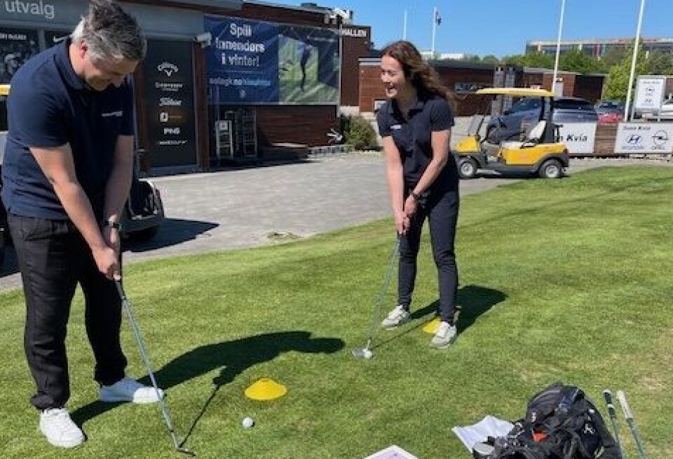 Erik Løland og Ellen Instefjord fikk prøve seg på golf selv.