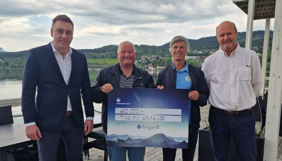 Bilde: Daglig leder Knut Henrik Rolland i Sparebankstiftelsen, Klaus Olav Larsen, leder i golfklubben, Bjørn Øydegard, banemester og Stig Fjeldset, styreleder i Sparebankstiftelsen i Tingvoll.