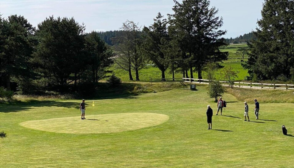 Du trenger ikke stor plass eller fullverdige baner for å ha det moro med golf. Du kommer langt med plasser som lille Farsund GK. Banen drives på dugnad og medlemmene stilte villige opp til vårdugnad i år også. Farsund GK
