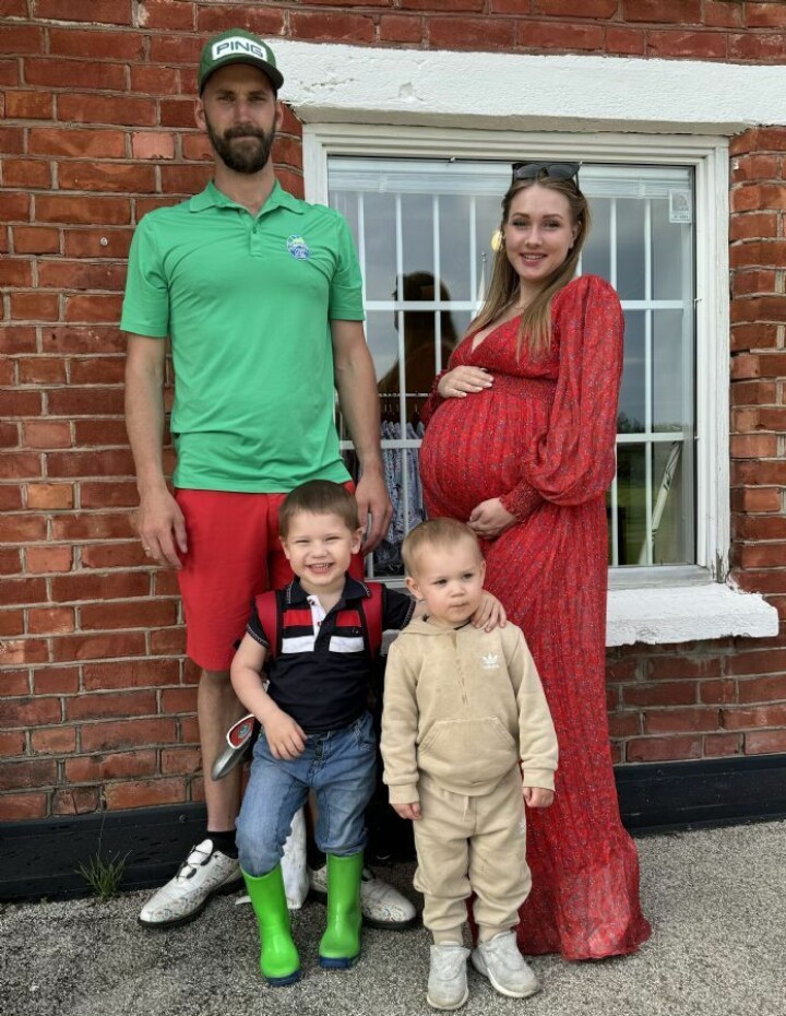 Her ser du bilde av hele familien Tveter, med pappa Even, høygravide mamma Mina, William, Collin og Kevin i magen til mamma.